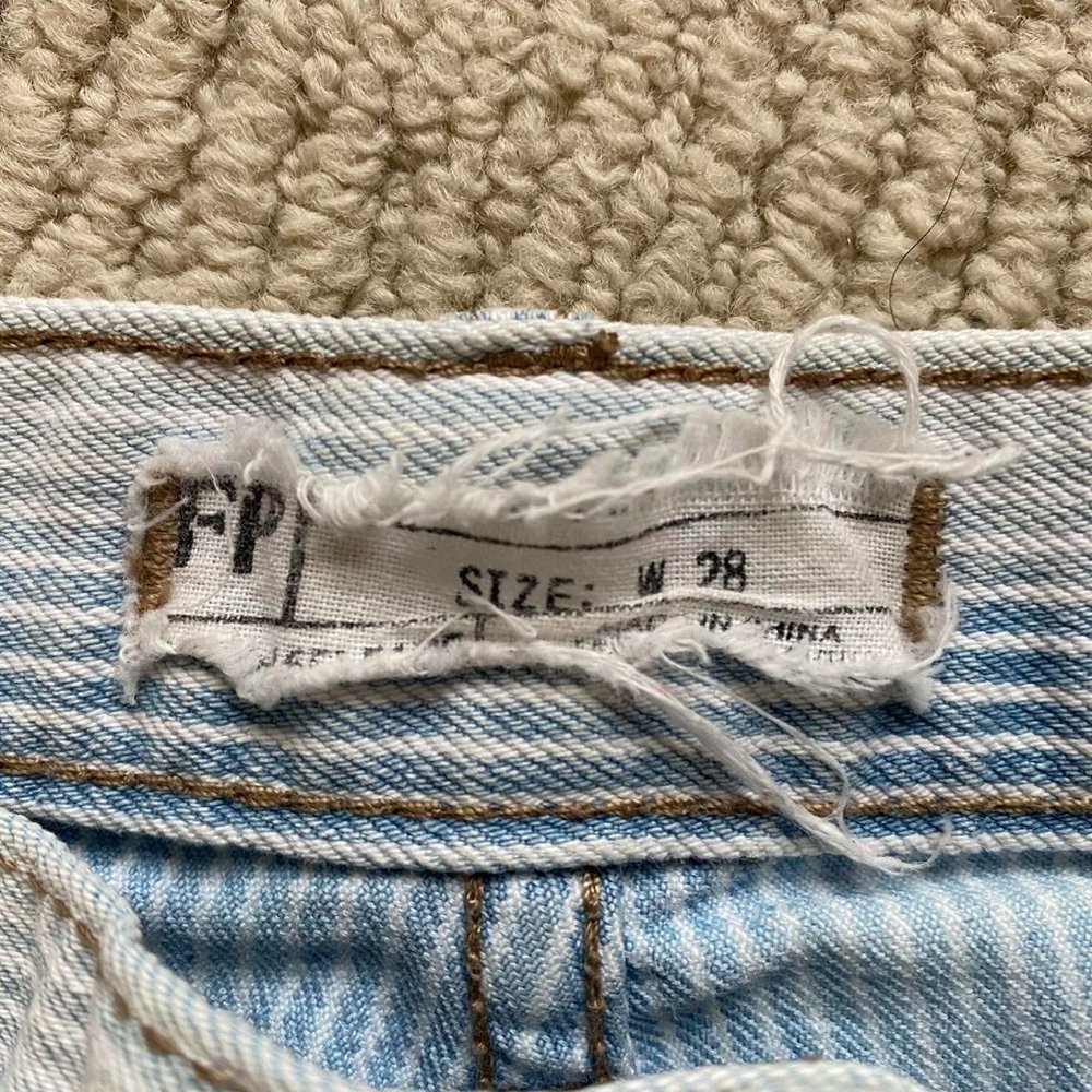 Free people light wash denim shorts - Picture 3 of 5